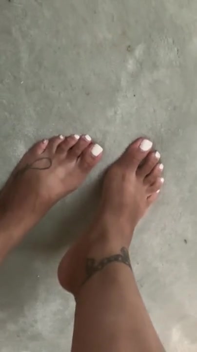 Feet nail polish
