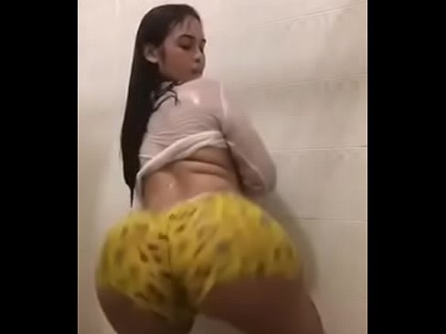 Latina bathroom twerk