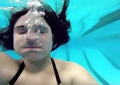 Frog reccomend girl underwater breath hold